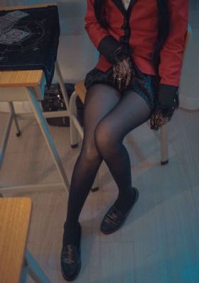 两男吮着她的花蒂尿的拍摄地点_DVD免费观看视频